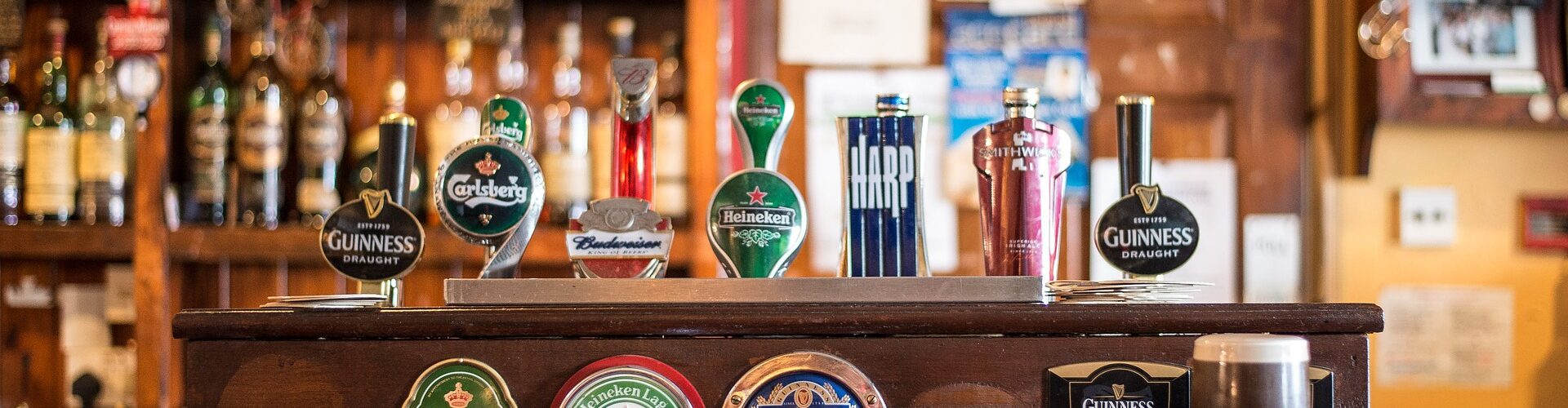 Imagem ilustrativa de um bar com diversos tipos de cerveja, de várias cores.