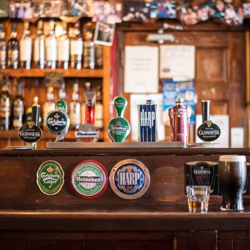 Imagem ilustrativa de um bar com diversos tipos de cerveja, de várias cores.